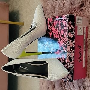 Qupid White Pumps size 7